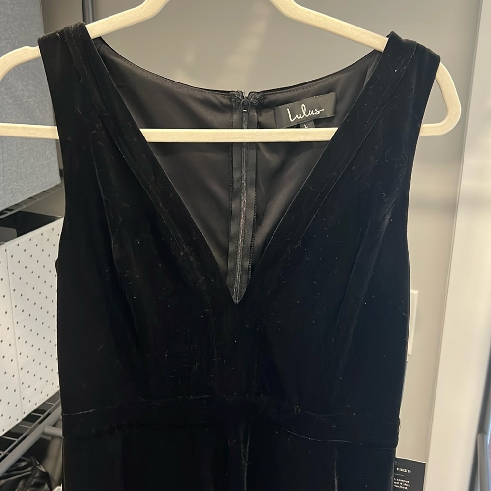 Black velvet long formal dress! Never worn. Size Large. New with tags.